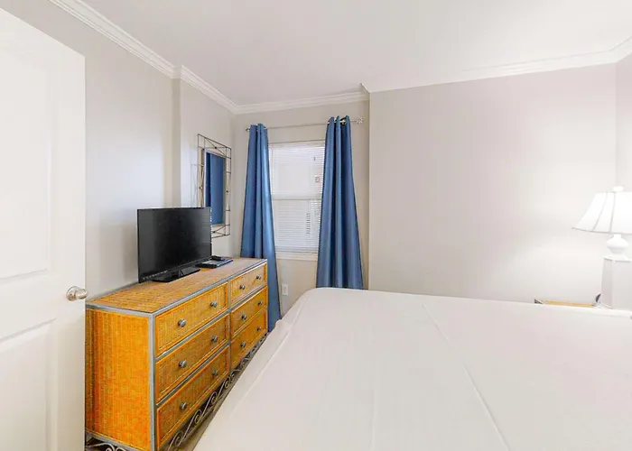 Attractive And Convenient Gulf-front Right On With Shared Pool Hot Tub